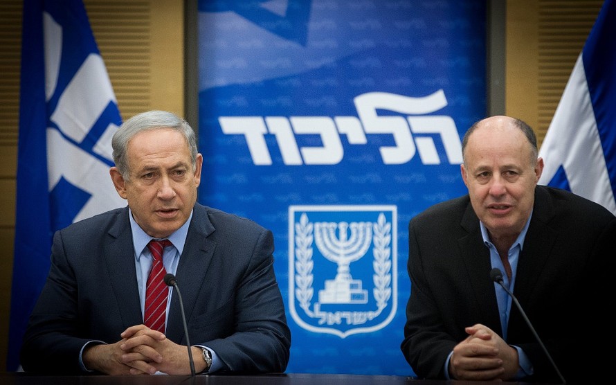 Thủ tướng Israel Benjamin Netanyahu (trái) và Cố vấn An ninh Quốc gia Tzachi Hanegbi. Ảnh: The Times of Israel.
