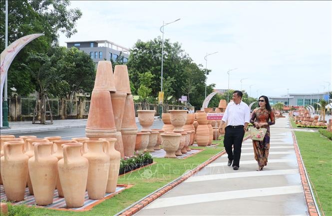 Du khách tham quan Con đường nghệ thuật gốm đỏ Vĩnh Long năm 2023.