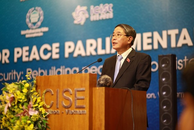 Ông Nguyễn Đức Hải, Phó Chủ tịch Quốc hội phát biểu tại Hội thảo.