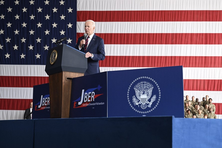 Tổng thống Mỹ Joe Biden phát biểu từ căn cứ quân sự Elmendorf-Richardson ở thành phố Anchorage (tiểu bang Alaska). Ảnh: Bloomberg.