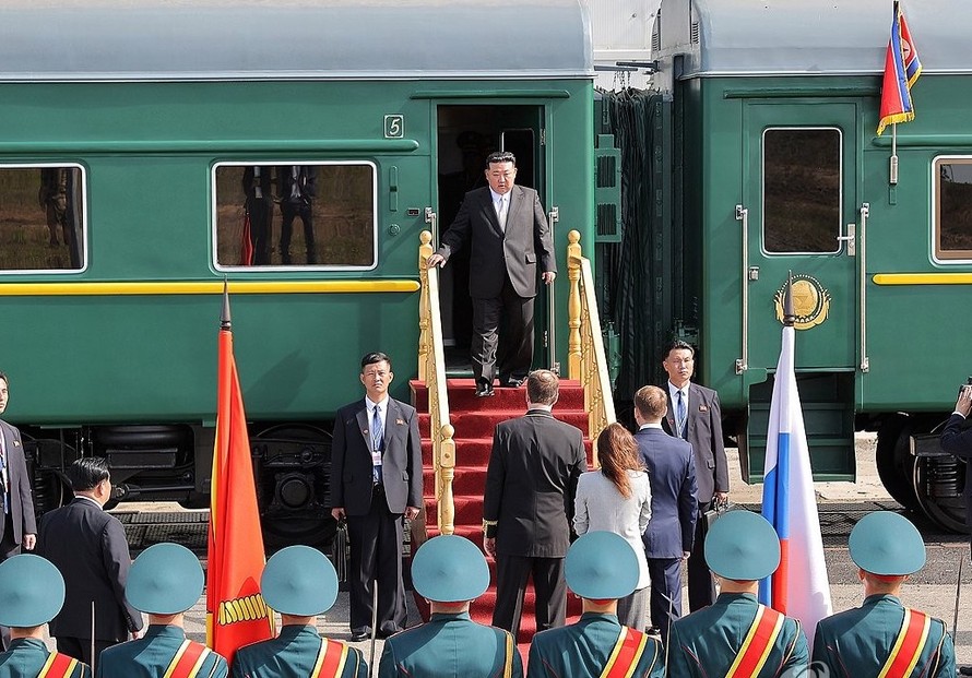 Nhà lãnh đạo Triều Tiên Kim Jong-un (phía sau) bước xuống chuyến tàu đặc biệt tại trung tâm vũ trụ Vostochny ở Viễn Đông Nga hôm 13/9. Ảnh: Yonhap.