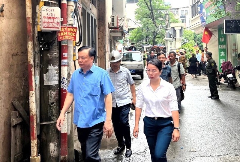 Bí thư Thành ủy Hà Nội Đinh Tiến Dũng kiểm tra hiện trường và chỉ đạo khắc phục hậu quả vụ cháy chung cư mini ở phố Khương Hạ hôm 13/9.
