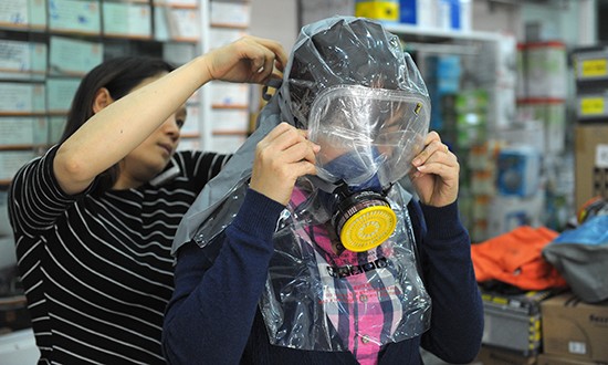 Sản phẩm mặt nạ chống độc được nhiều người dân tìm mua. Ảnh: TTXVN.