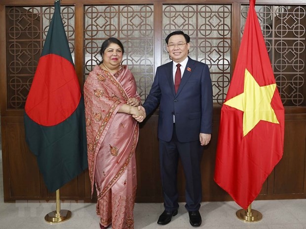 Chủ tịch Quốc hội Vương Đình Huệ và Chủ tịch Quốc hội Bangladesh Shirin Sharmin Chaudhury chụp ảnh chung. Ảnh: Doãn Tấn/TTXVN.