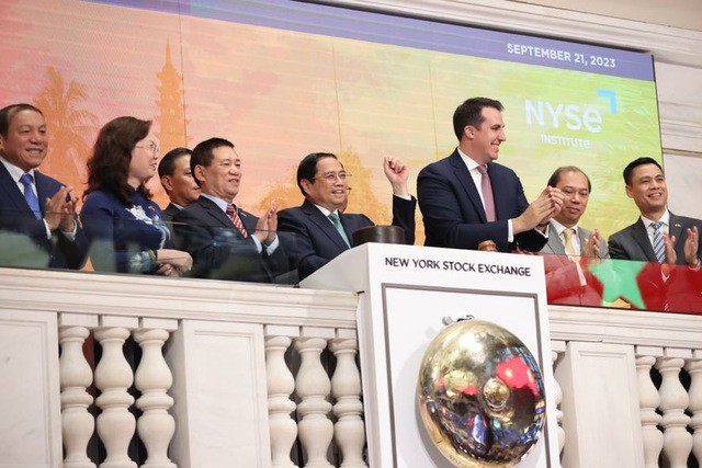 Thủ tướng Chính phủ Phạm Minh Chính rung chuông khai mạc phiên giao dịch tại Sàn giao dịch chứng khoán New York (NYSE) - Ảnh: VGP/Nhật Bắc.