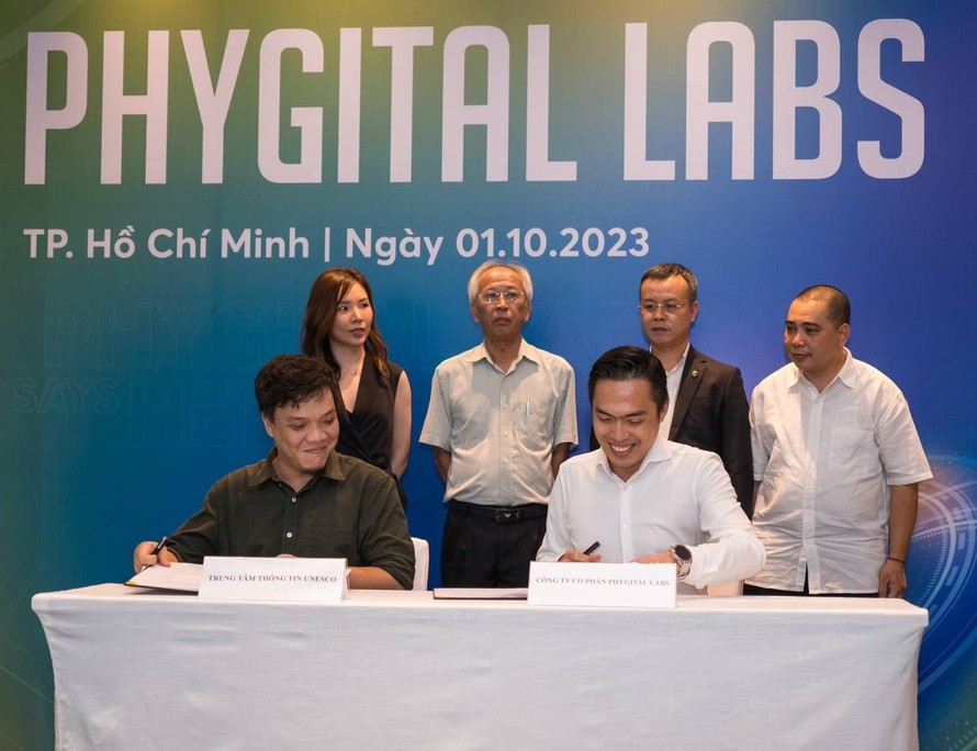 Đại diện Phygital Labs và Trung tâm Thông tin UNESCO ký biên bản ghi nhớ hợp tác về xây dựng dự án “Ứng dụng công nghệ để bảo tồn và phát triển di sản, văn hoá Việt”.