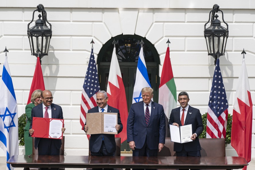 Từ trái sang, Ngoại trưởng Bahrain Abdullatif al-Zayani, Thủ tướng Israel Benjamin Netanyahu, Tổng thống Mỹ Donald Trump và Ngoại trưởng UAE Abdullah bin Zayed Al-Nahyan ký Hiệp định Abraham tại Washington, D.C., ngày 15/9/2020.