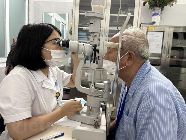 Bệnh viện Mắt Trung ương khám mắt cho người dân. Ảnh: TTXVN.