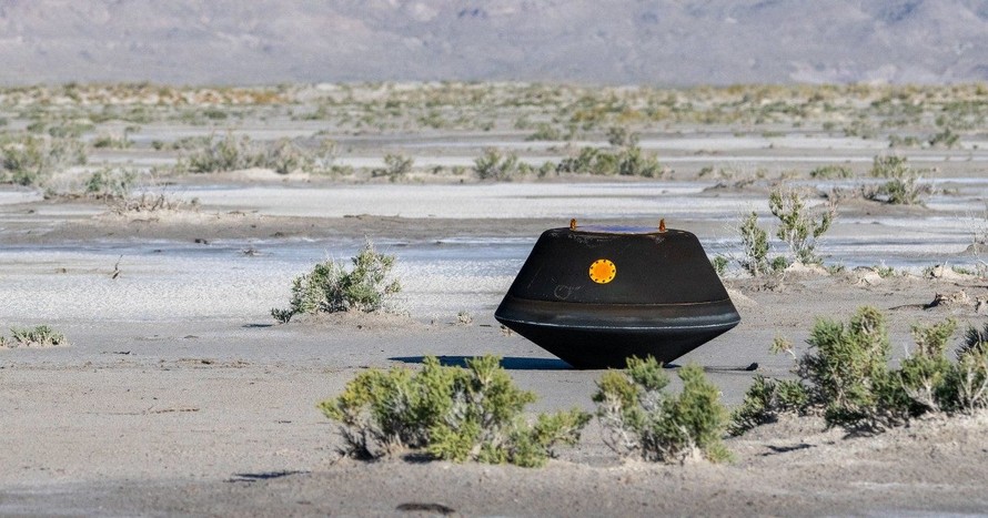 Khoang tàu vũ trụ OSIRIS-REx của NASA, mang theo mẫu vật lấy từ bề mặt tiểu hành tinh Bennu, sau khi được thả xuống sa mạc bang Utah, Mỹ ngày 24/9/2023.