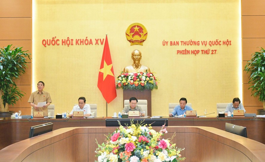 Phó Chủ tịch Quốc hội Nguyễn Đức Hải điều hành phiên họp của Ủy ban Thường vụ Quốc hội sáng 17/10.
