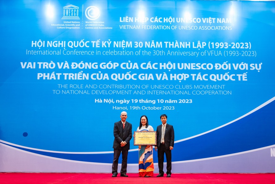 Đại diện Công ty Cổ phần Tập đoàn TH nhận danh hiệu “Doanh nghiệp Văn hoá – UNESCO 2023”.