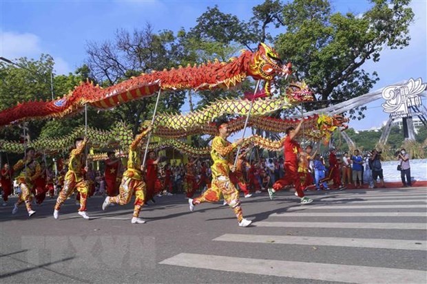 Tiết mục múa rồng của huyện Thanh Oai tại Festival Thu Hà Nội. Ảnh: Tuấn Đức/TTXVN.