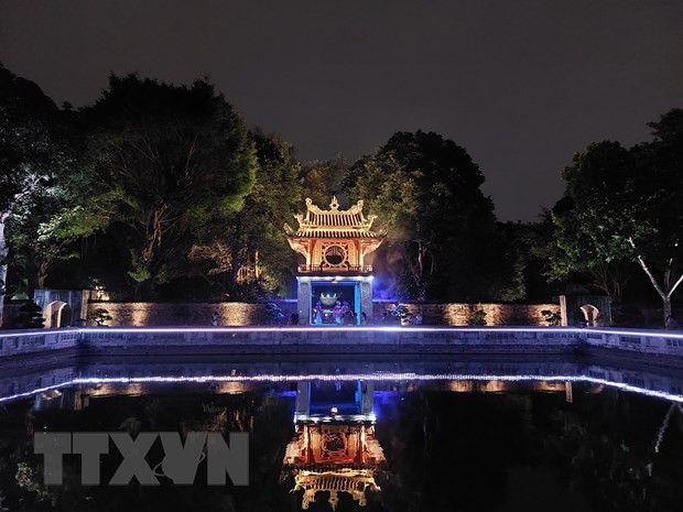 Giếng Thiên Quang, một trong những điểm nhấn của tour đêm Văn Miếu-Quốc Tử Giám. Ảnh: Đinh Thuận/TTXVN.