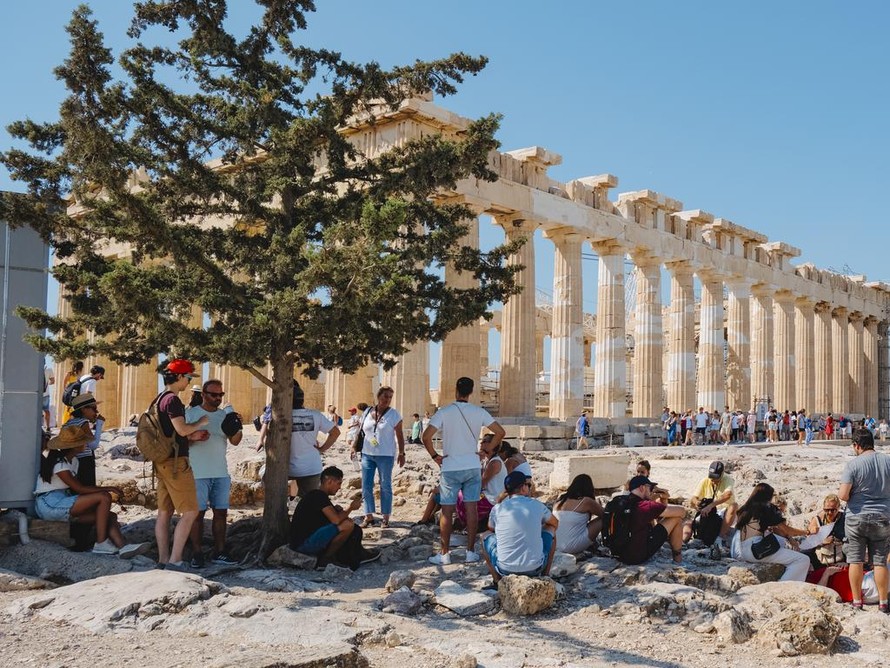 Số lượng du khách tới Hy Lạp cao kỷ lục bất chấp nắng nóng, cháy rừng