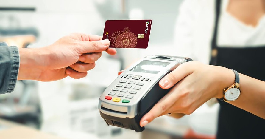 Chạm thẻ HDBank Mastercard hoặc HDBank Napas trên Payoo POS.