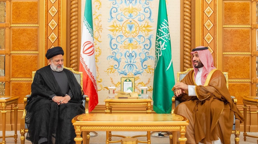 Tổng thống Iran Ebrahim Raisi (trái) và Thái tử Saudi Arabia Mohammed bin Salman tại cuộc gặp ở Riyadh ngày 11/11. Ảnh: Saudi Press Agency.