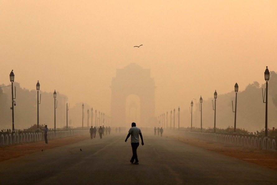 Khói mù ô nhiễm bao phủ dày đặc tại New Delhi, Ấn Độ. Ảnh: Reuters.