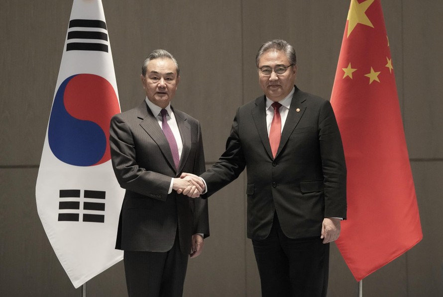 Ngoại trưởng Hàn Quốc Park Jin (phải) và Bộ trưởng Ngoại giao Trung Quốc Vương Nghị tại cuộc gặp ở thành phố Busan ngày 26/11/2023. Ảnh: AFP.