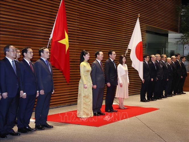 Chủ tịch nước Võ Văn Thưởng và Phu nhân cùng Thủ tướng Nhật Bản Kishida và Phu nhân tại lễ đón. Ảnh: Thống Nhất/TTXVN.