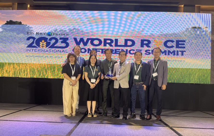 Các đại diện của 3 doanh nghiệp Việt Nam cùng nhận Cúp giải nhất Gạo ngon nhất thế giới năm 2023.
