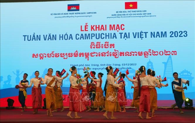 Tiết mục múa hữu nghị Việt Nam-Camphuchia.