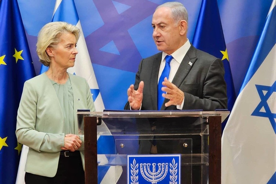 Chủ tịch Ủy ban Châu Âu Ursula von der Leyen (trái) và Thủ tướng Israel Benjamin Netanyahu tại Tel Aviv.