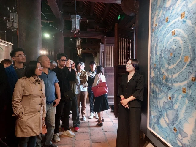 Các tác phẩm tại triển lãm thu hút đông đảo khách tham quan. Ảnh: Đinh Thuận/TTXVN.