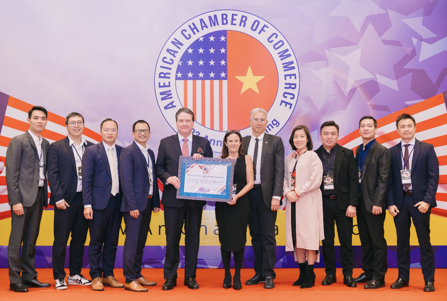 Ngài Marc E. Knapper, Đại sứ Hợp chủng quốc Hoa Kỳ tại Việt Nam và Ông John Rockhold, Chủ tịch AmCham trao Giải thưởng cho đại điện AIA Việt Nam.