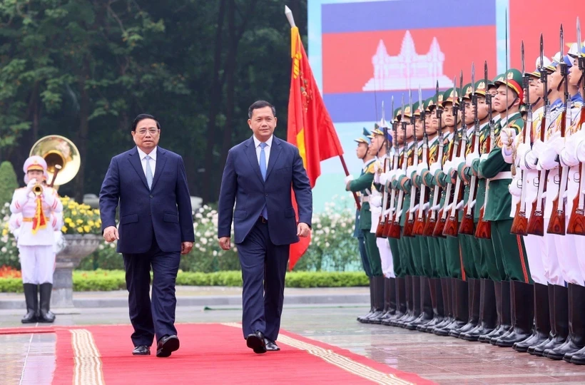 Thủ tướng Phạm Minh Chính và Thủ tướng Campuchia Samdech Hun Manet duyệt Đội danh dự Quân đội nhân dân Việt Nam. Ảnh: Dương Giang/TTXVN.