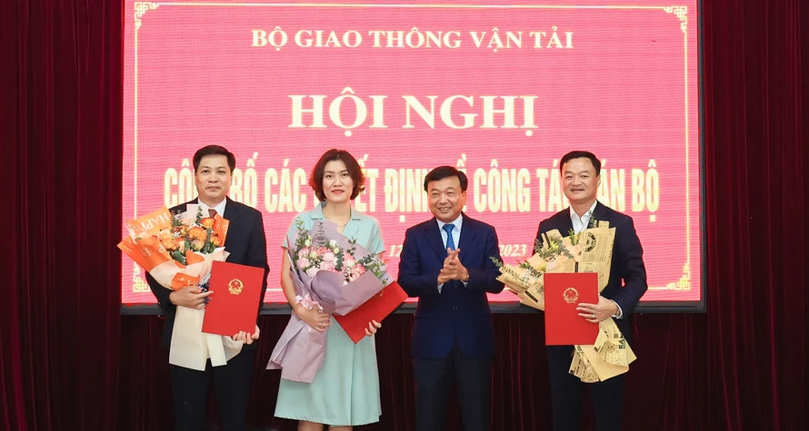 Thứ trưởng Bộ GTVT Nguyễn Danh Huy trao quyết định bổ nhiệm lãnh đạo Báo Giao thông và trao quyết định bổ nhiệm lại đối với lãnh đạo Công ty TNHH MTV Nhà xuất bản GTVT. Ảnh: Tạ Hải.
