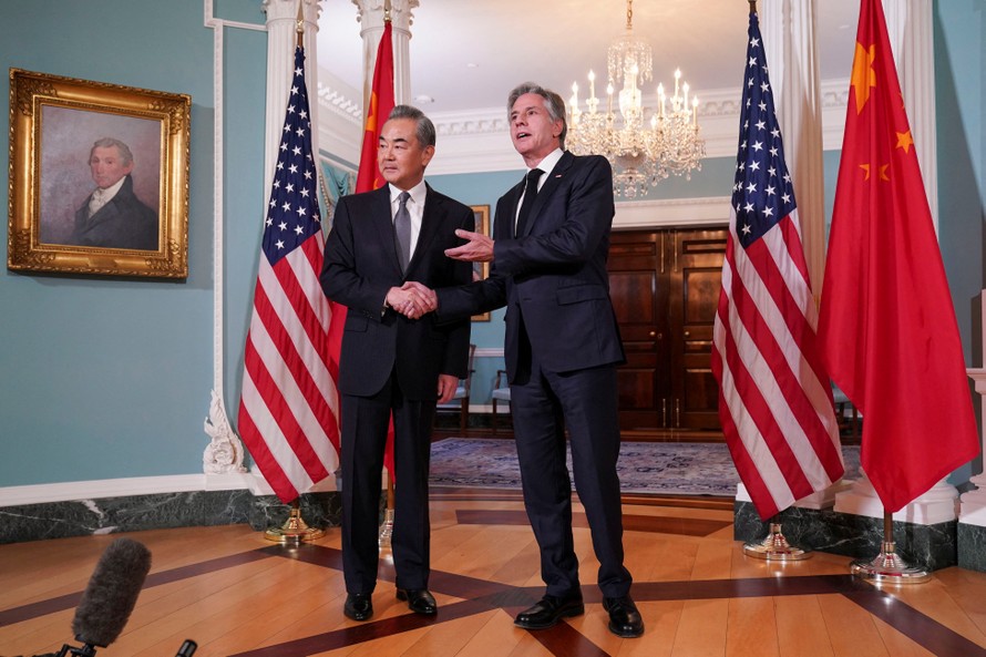Ngoại trưởng Mỹ Antony Blinken và Bộ trưởng Ngoại giao Trung Quốc Vương Nghị. Ảnh: Reuters.