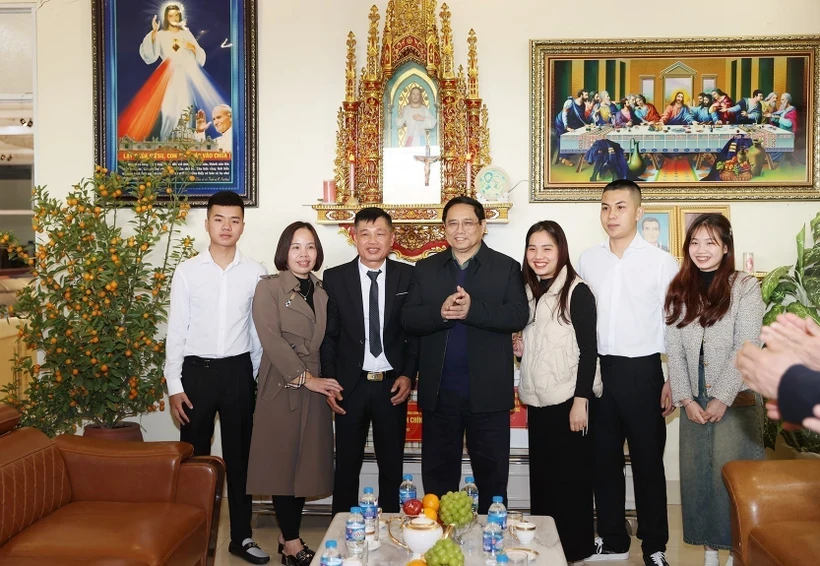 Thủ tướng Phạm Minh Chính thăm, chúc mừng giáo dân Giáo xứ Bắc Giang. Ảnh: Dương Giang/TTXVN.