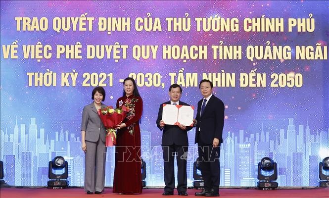 Phó Thủ tướng Trần Hồng Hà trao Quyết định của Thủ tướng Chính phủ phê duyệt Quy hoạch tỉnh Quảng Ngãi thời kỳ 2021 - 2030, tầm nhìn đến 2050 cho lãnh đạo tỉnh Quảng Ngãi. Ảnh: Thống Nhất/TTXVN.