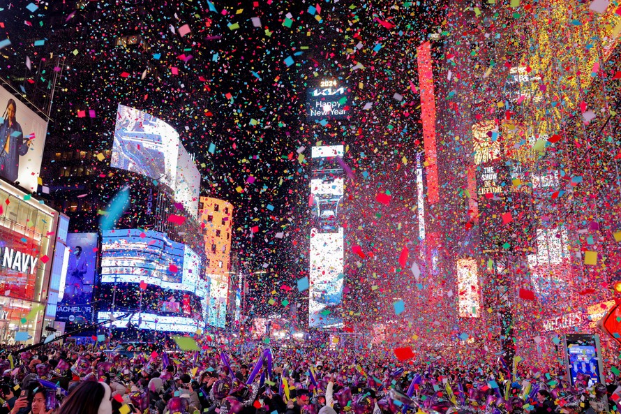 New York thắp sáng quả cầu pha lê đón Năm mới 2024