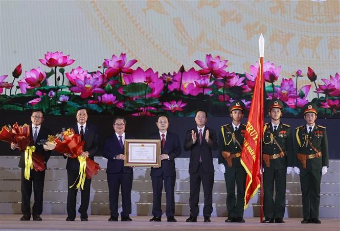 Chủ tịch nước Võ Văn Thưởng trao tặng Huân chương Lao động hạng Nhất cho Đảng bộ, chính quyền và nhân dân thành phố Cần Thơ. Ảnh: Thống Nhất/TTXVN.