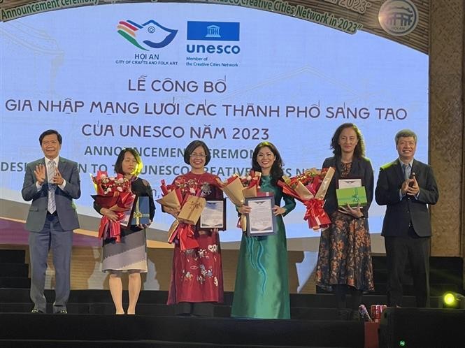 Lãnh đạo tỉnh Quảng Nam và thành phố Hội An tặng hoa các tổ chức có thành tích trong việc đưa Hội An gia nhập Mạng lưới các Thành phố sáng tạo của UNESCO. Ảnh: Đoàn Hữu Trung/TTXVN.