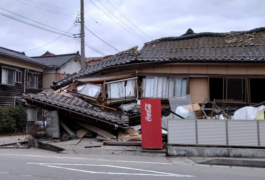 Một ngôi nhà ở Wajima, tỉnh Ishikawa, Nhật Bản bị hư hại sau động đất ngày 1/1/2024. Ảnh: Reuters.
