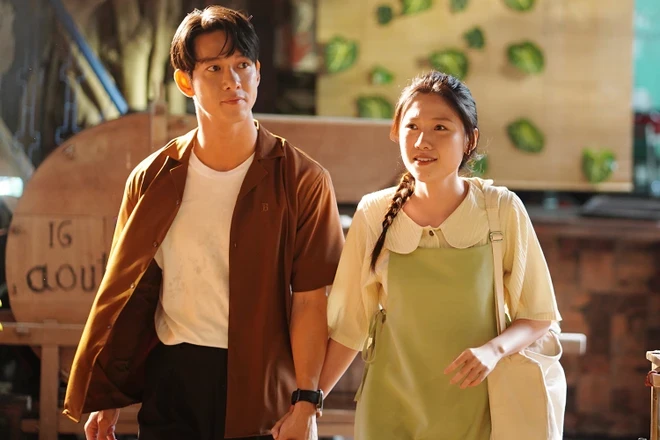 Hai diễn viên Song Luân và Uyển Ân trên phim trường ''Nhà bà Nữ.''. Ảnh: TTXVN.