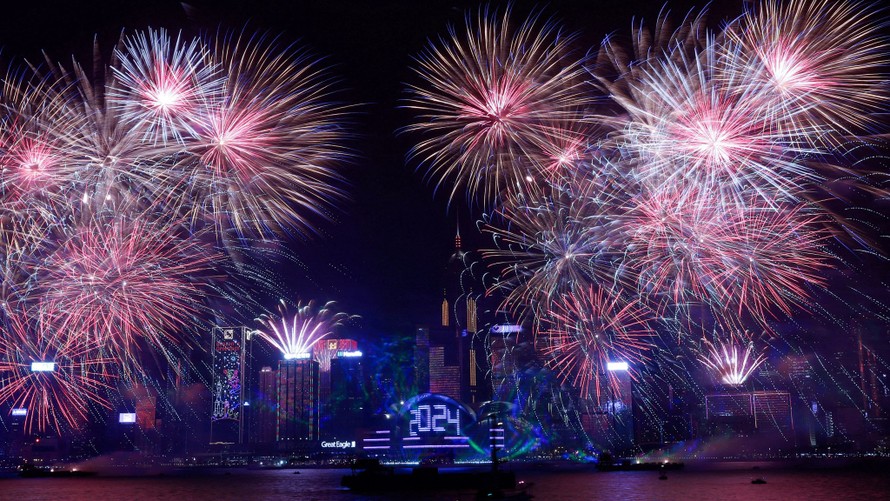 Trình diễn pháo hoa đón Năm mới tại Hong Kong, Trung Quốc, ngày 1/1/2024. Ảnh: Sky News.