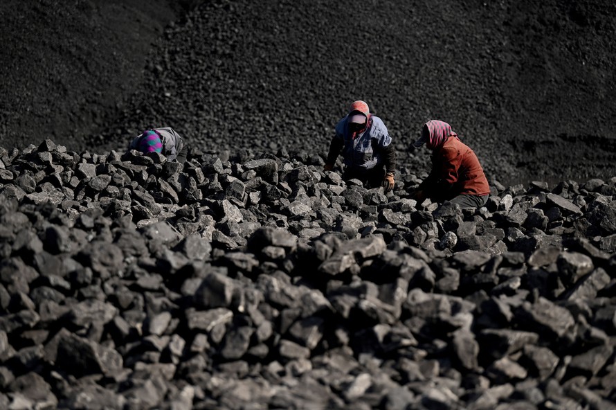 Công nhân làm việc tại mỏ than ở Trung Quốc. Ảnh: NBC.
