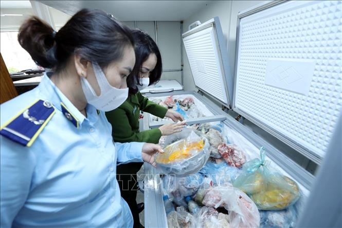 Lực lượng kiểm tra liên ngành vệ sinh an toàn thực phẩm tại tỉnh Lạng Sơn. Ảnh: Anh Tuấn/TTXVN.