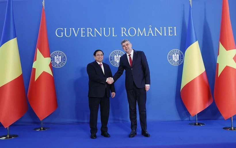 Thủ tướng Phạm Minh Chính và Thủ tướng Romania Ion-Marcel Ciolacu họp báo. Ảnh: Dương Giang/TTXVN.