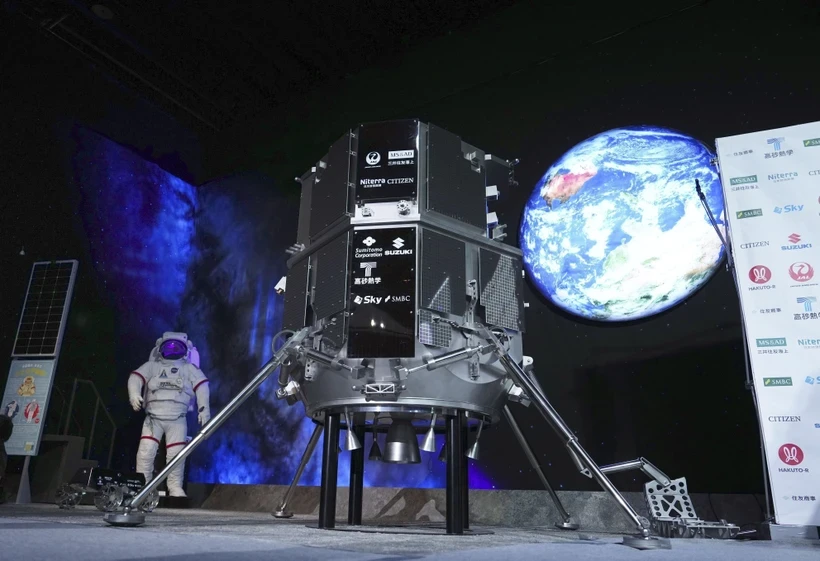Mô hình Tàu Đổ bộ Mặt Trăng do Công ty Ispace phát biểu được trưng bày tại Bảo tàng Quốc gia về Khoa học và Đổi mới Tiên tiến ở Tokyo (Nhật Bản), ngày 25/4/2023. Ảnh: Kyodo.