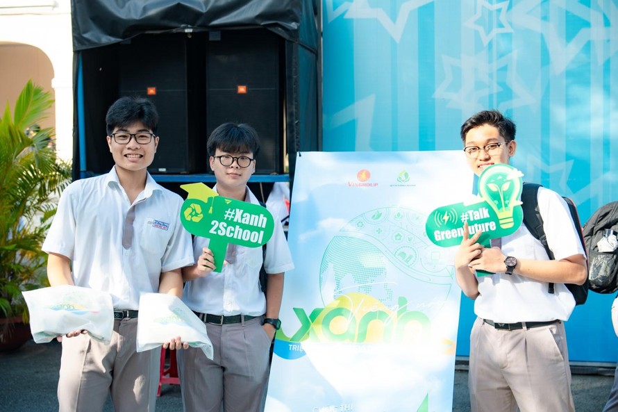 Học sinh trường THPT Chuyên Lê Hồng Phong (TP. Hồ Chí Minh) hào hứng chụp ảnh cùng standee và các món quà của cuộc thi “Tiếng nói Xanh”.