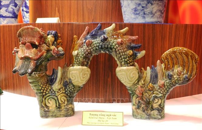 Tượng rồng ngũ sắc bằng gốm Lái Thêu, hiện vật thế kỷ XX, trưng bài tại Bảo tàng tỉnh An Giang.