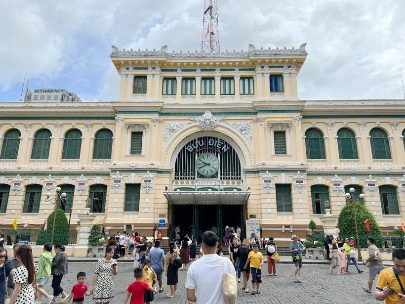 Bưu điện Thành phố Hồ Chí Minh là một trong những địa điểm được nhiều du khách chọn lựa tham quan dịp cận Tết. Ảnh: Thu Hương/TTXVN.