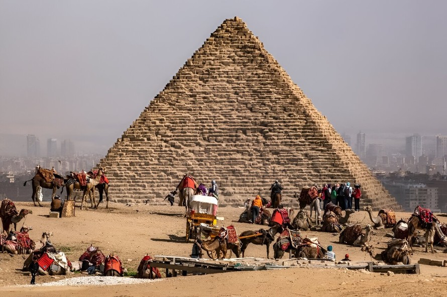 Kim tự tháp Menkaure ban đầu được bọc bằng đá granit nhưng theo thời gian đã mất đi một phần lớp phủ. Ảnh: AFP.