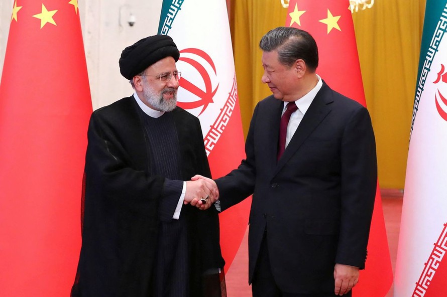 Tổng thống Iran Ebrahim Raisi (trái) bắt tay Chủ tịch Trung Quốc Tập Cận Bình trước cuộc gặp tại Bắc Kinh, ngày 14/2/2023. Ảnh: Jakarta Post.