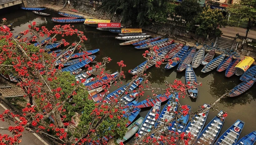 Những con thuyền tại suối Yến sẵn phục vụ du khách dự Lễ hội Chùa Hương. Ảnh: Thành Đạt/TTXVN.