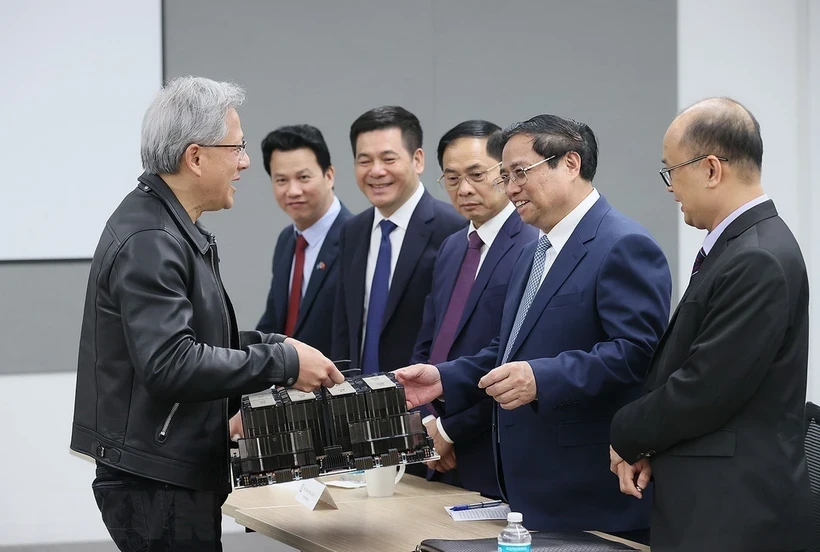 Chủ tịch và đồng sáng lập của NVIDIA Jensen Huang giới thiệu với Thủ tướng Phạm Minh Chính sản phẩm của NVIDIA. Ảnh: Dương Giang/TTXVN.